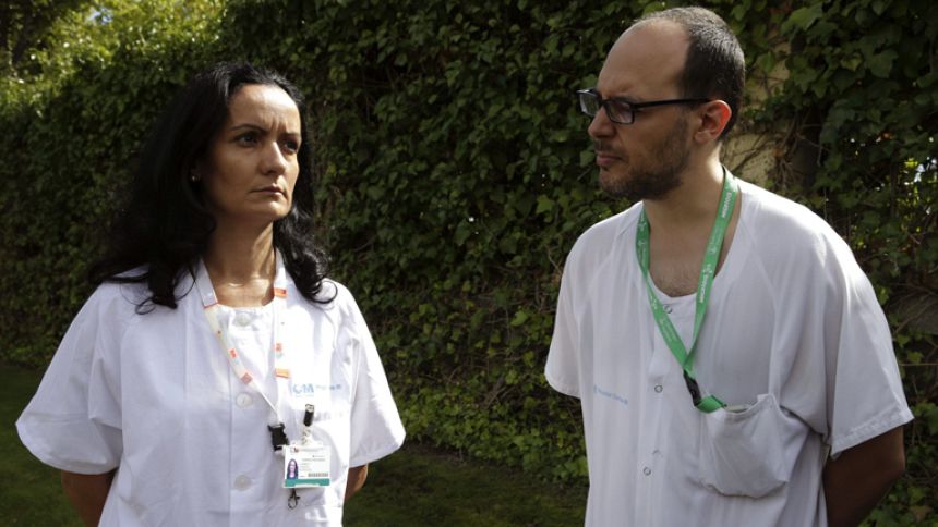 La auxiliar de enfermer&iacute;a Teresa Romero pudo contagiarse al rozarse la cara con un guante