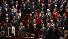 Los diputados franceses cantan La Marsellesa 