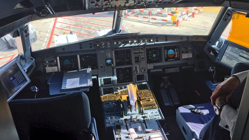 La UE estudiar&aacute; recomendar la presencia de dos personas en la cabina de avi&oacute;n