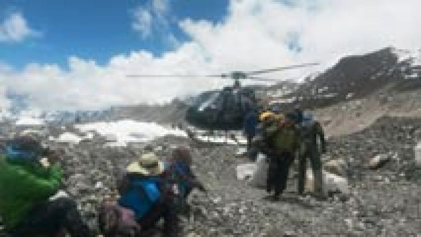 Los equipos de emergencias evacúan de dos en dos a los montañeros atrapados en el Everest 