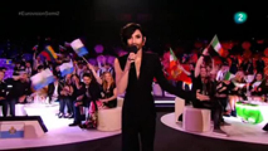 Eurovisión 2015 - Conchita Wurst saluda en la segunda semifinal
