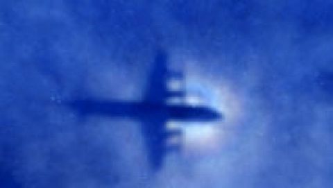 Las autoridades malayas investigan si los restos del fuselaje de un avión encontrados son los del vuelo MH370 