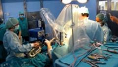 Éxito de una operación de un tumor cerebral en Málaga en el que se mantiene consciente y tocando el saxo al paciente 