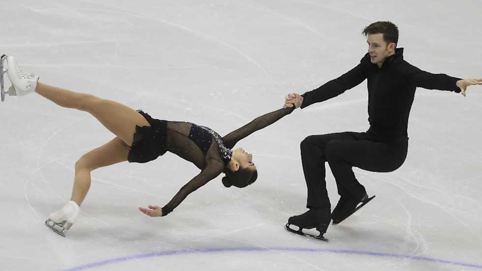 parejas olimpicas patinando sobre hielo