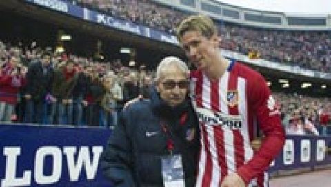 Fernando Torres homenajea a Manolo Briñas en su gol número 100