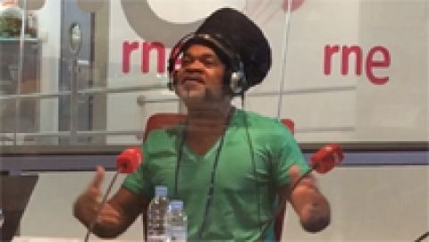 Carlinhos Brown canta en directo "Día iluminado", el tema qu