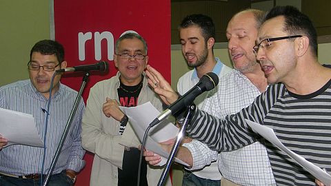 Juan Ramón Lucas y su equipo cantan en 'Radiopasión 2008'