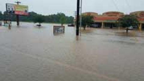 Miles de evacuados y al menos tres muertos por inundaciones en Luisiana
