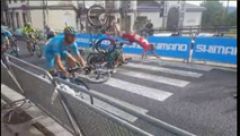 Vuelta 2016 | La caída que ha provocado el abandono de Kruijswijk marca la 5ª etapa