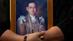 Tailandia despide a su rey más longevo ante la incertidumbre de un heredero débil y un militar en el poder