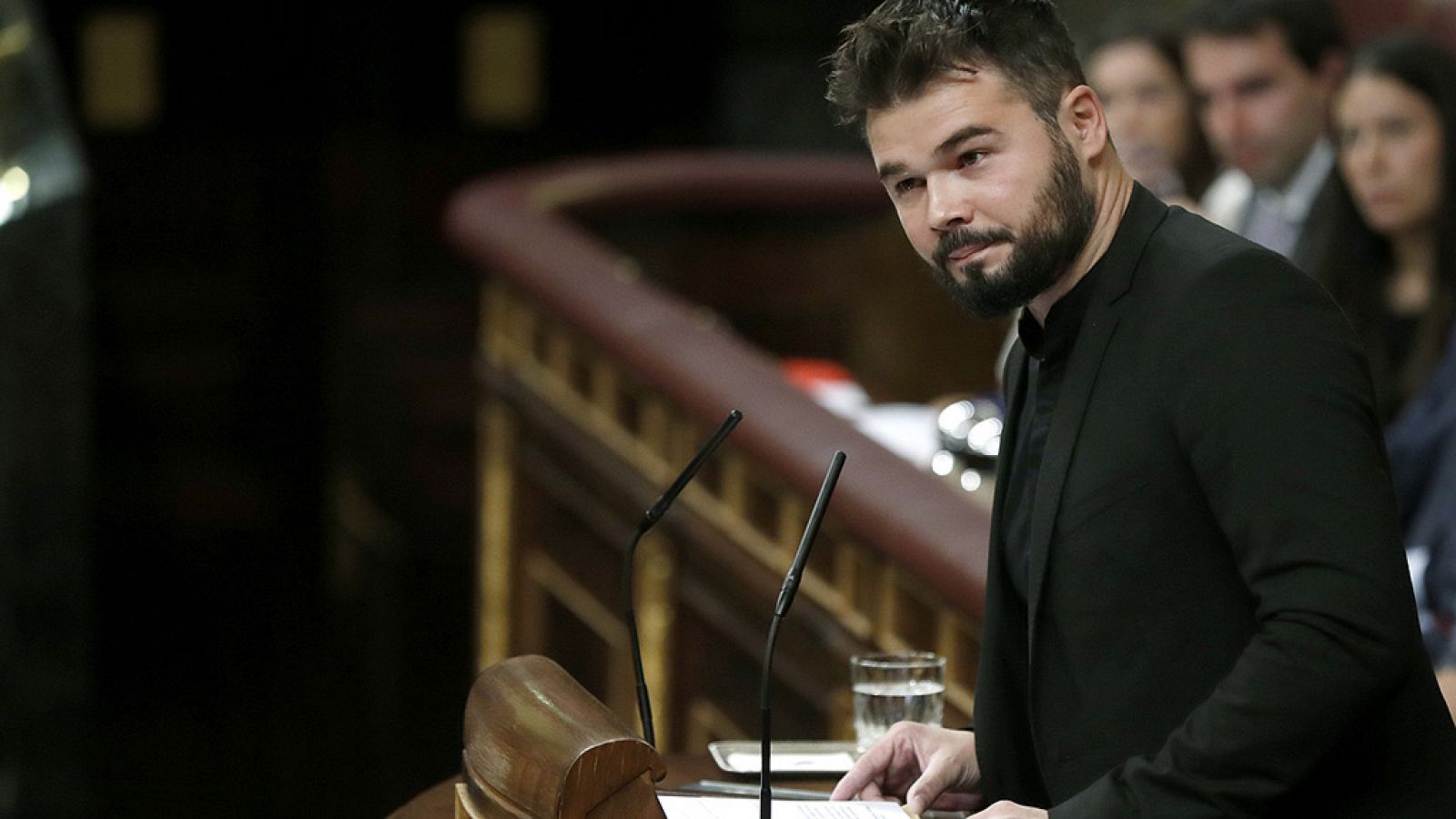 Rufián llama "traidores" a los socialistas doblegados a una "cacique"