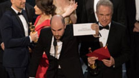 Chapuza en los Oscar: dan el Oscar a 'La La Land' cuando había ganado 'Moonlight'
