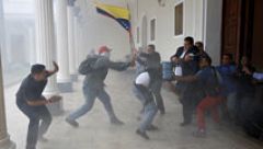 Un grupo de chavistas asalta el Parlamento de Venezuela