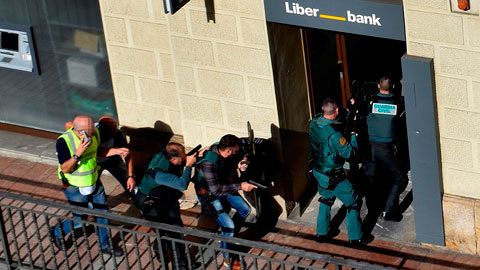 Se suicida un atracador en una sucursal bancaria de Cangas de Onís donde retuvo a varios rehenes