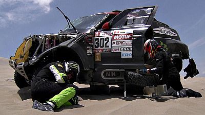 El espa�ol Joan 'Nani' Roma (Mini) se ha retirado del rally Dakar 2018 tras sufrir un aparatoso accidente durante la tercera etapa en el que su coche dio varias vueltas de campana mientras rodaba a gran velocidad por las dunas del desierto de Per�.