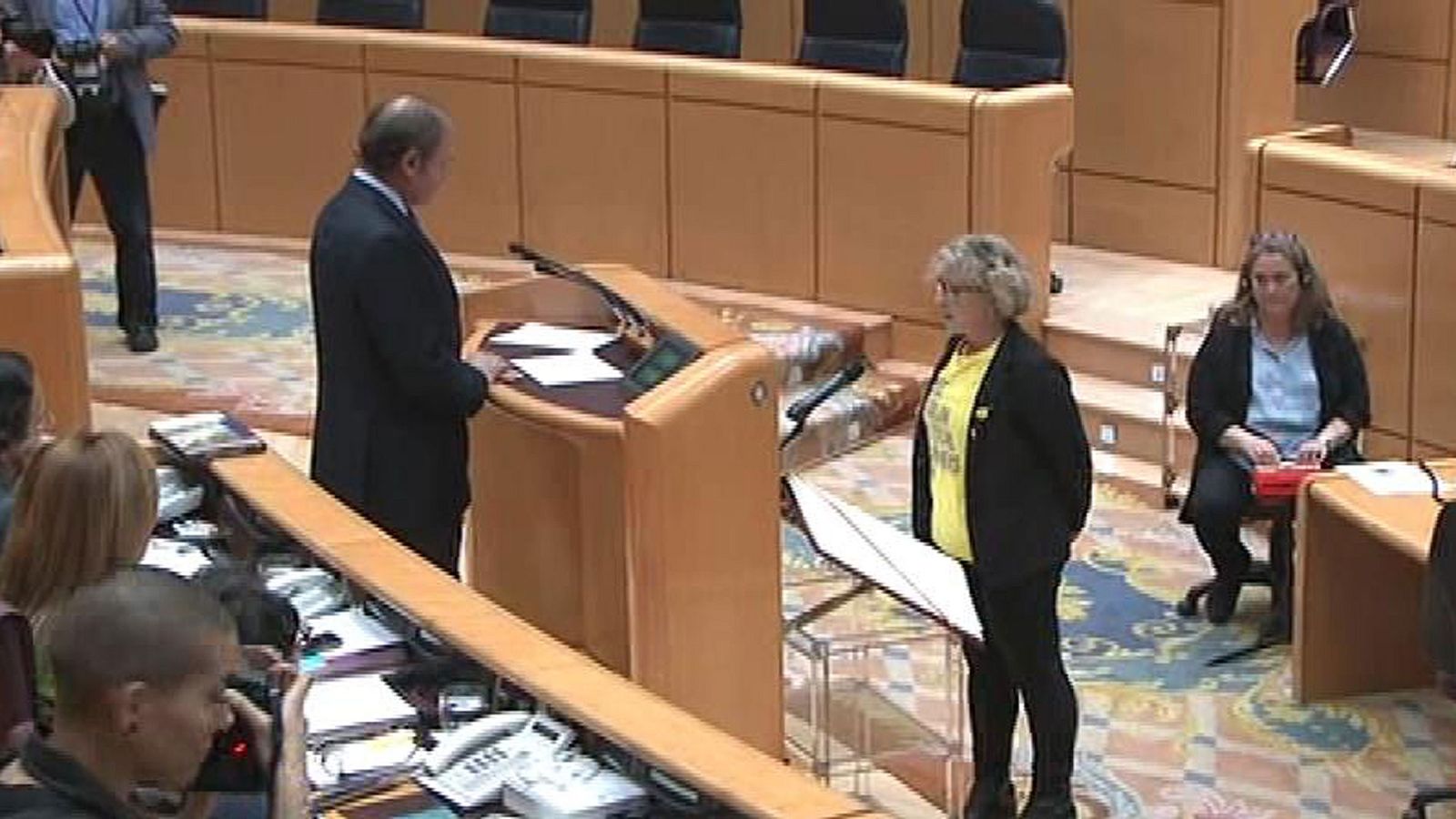 El presidente del Senado obliga a la portavoz de ERC a acatar la Carta Magna en castellano El presidente del Senado obliga a la portavoz de ERC a acatar la Carta Magna en castellano