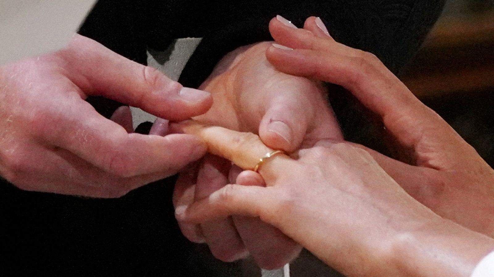 El intercambio de anillos entre Harry y Meghan y la bendición del sacerdote El intercambio de anillos entre Harry y Meghan y la bendición del sacerdote