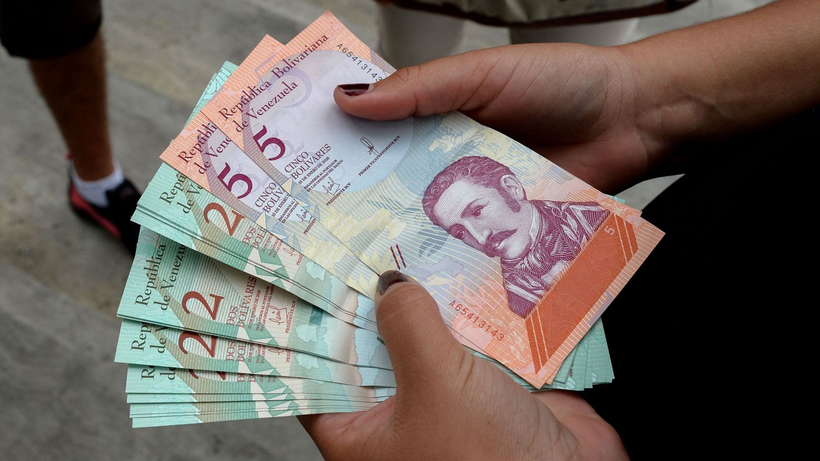 Venezuela oficializa la devaluación de su moneda un 95,8 con un nuevo