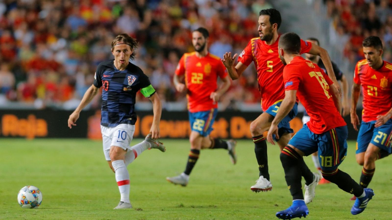 Modric recibiendo la presión de Jordi Alba y Busquets - Imagen vía: RTVE.es Modric recibiendo la presión de Jordi Alba y Busquets - Imagen vía: RTVE.es