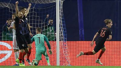 Liga de Naciones | Jedvaj vuelve a poner a Croacia por delante (2-1) Croacia volvió a ponerse por delante sobre España con un gol de Jedvaj, que remató solo un pase medido de Luka Modric al segundo palo.