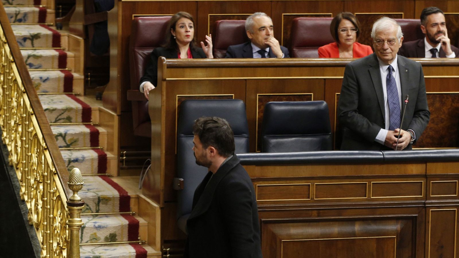 Rufián acusa a Borrell de ser el "ministro más indigno" de la democracia y este le acusa de verter "serrín y estiércol" en el Congreso
