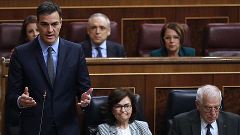 Sánchez acusa a Casado de hacer una "oposición autoritaria" que está "lejos de la Constitución"