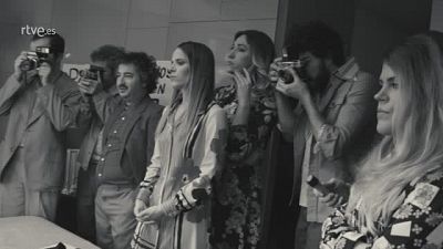 "Ríete en paz" con Andreu Buenafuente y Silvia Abril en la gala de los Premios Goya La promoción de la 33 gala de los Premios Goya, en la que sus presentadores, Andreu Buenafuente y Silvia Abril, recrean la mítica escena de John Lennon y Yoko Ono en su cama ante la prensa.