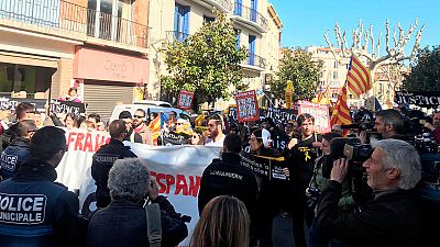 Protestas independentistas a Sánchez durante el homenaje al exilio español en Francia Al menos 200 personas han pedido la liberación de los líderes independentistas ante la visita de Sánchez a Francia para homenajear al exilio republicano español