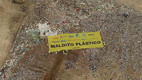 Greenpeace protesta contra el uso del plástico en el vertedero de Valdemingómez
