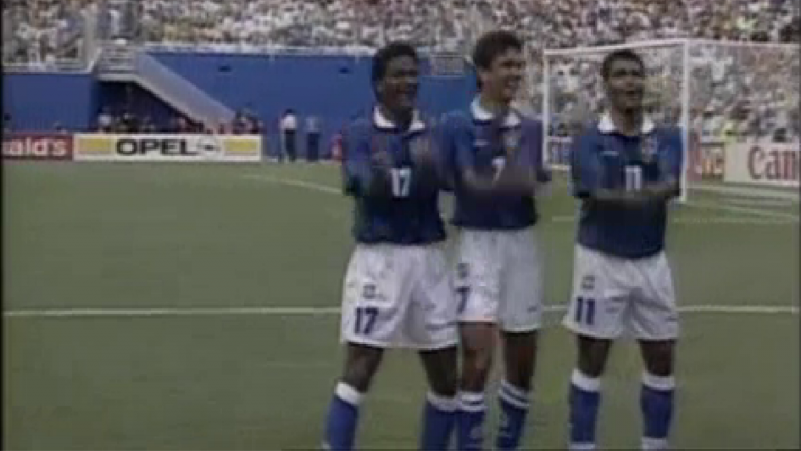 Bebeto dedica el gol a su hijo recién nacido tras marcar el 2-0 ante Holanda en el Mundial de 1994.