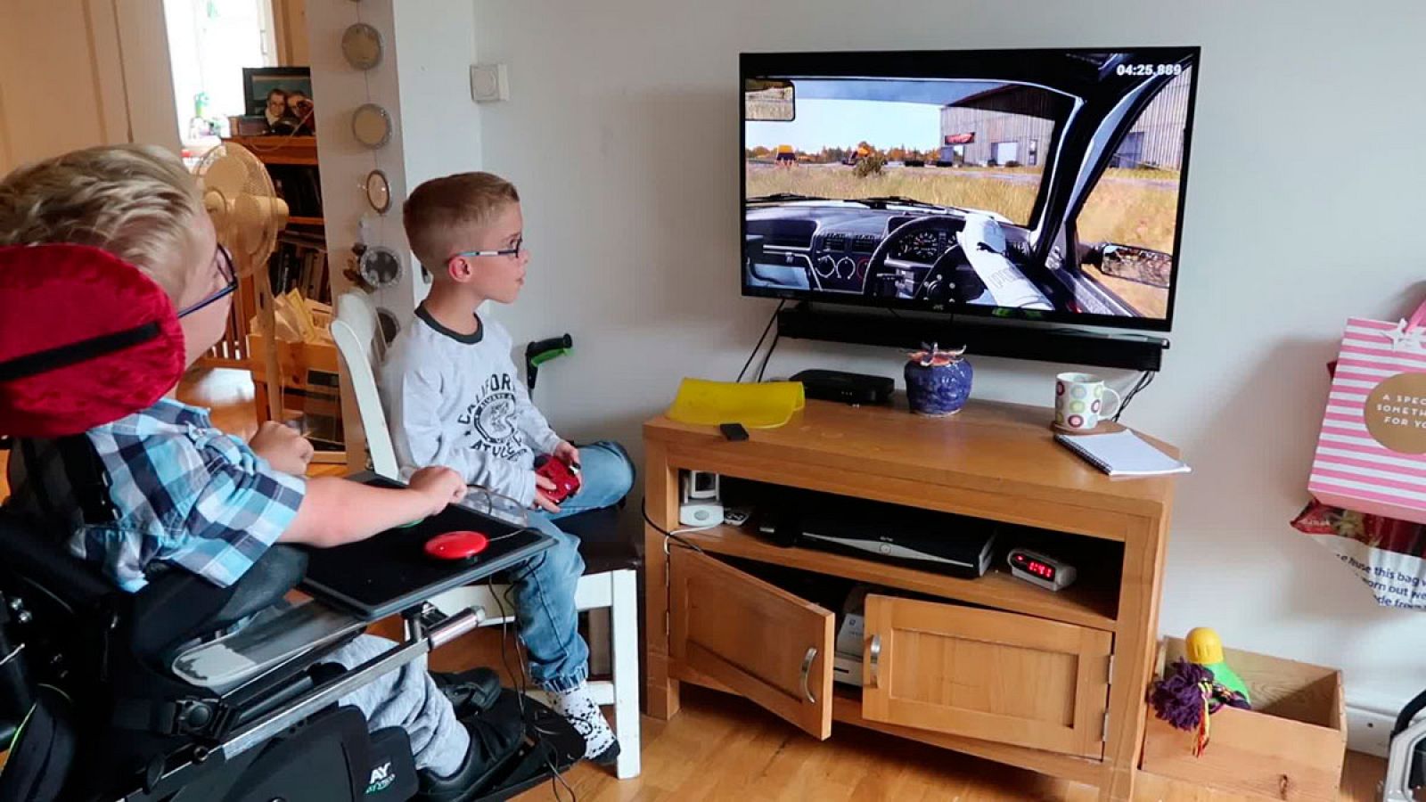 Una ONG británica adapta videoconsolas y videojuegos para permitir que personas con discapacidad puedan utilizarlos. Su fundador, Mick Donegan, ha estado en el Gamelab de Barcelona para explicar cómo lo hacen. Un proceso personalizado que, tras 12 añ