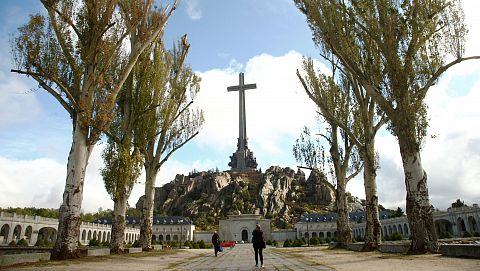Entra en el Valle de los Caídos maquinaria para la exhumación de Franco