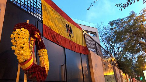 Francis Franco coloca la bandera preconstitucional de España en su oficina antes de la exhumación