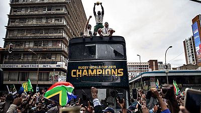 La selecci�n de rugby de Sud�frica, m�s conocida como los Springboks, ofreci� el trofeo Webb Ellis del Mundial de Jap�n a sus compatriotas con una peque�a gira en autob�s por Pretoria y Johannesburgo.