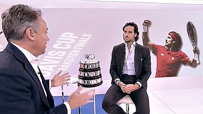 El tenista, flamante vencedor de su quinta Copa Davis, exhibe la réplica de su ensaladera en el Telediario de TVE.