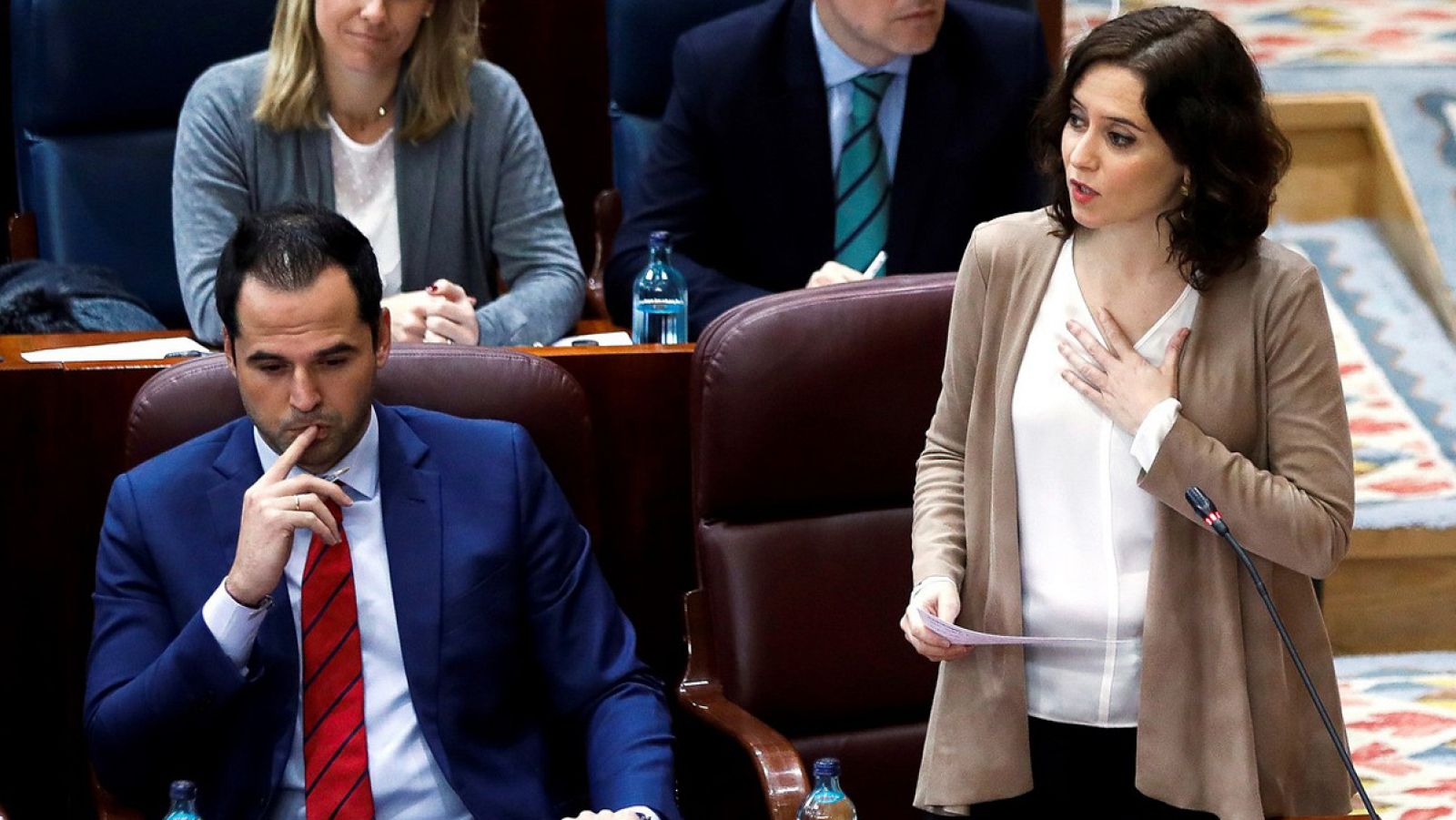 Vox y PP se enfrentan por el ataque al centro de menores Choque entre PP y Vox en la Asamblea de Madrid por el ataque con una granada a un centro de menores extranjeros