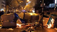 Los Mossos cargan contra radicales por levantar barricadas en los alrededores del Camp Nou