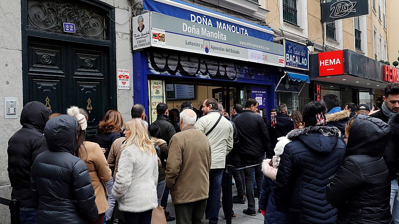 Doña Manolita cierra varias horas tras la caída de cascotes de la cornisa del edificio Doña Manolita cierra varias horas tras la caída de cascotes de la cornisa del edificio
