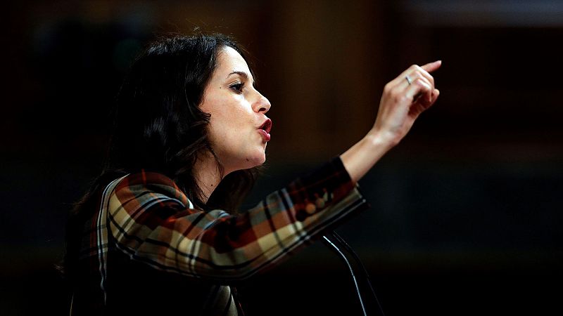 Arrimadas: "Hoy será un día histórico por la humillación que acaba de verter Rufián mientras Sánchez ha salido a agradecerle el apoyo" Arrimadas: "Hoy será un día histórico por la humillación que acaba de verter Rufián mientras Sánchez ha salido a agradecerle el apoyo"