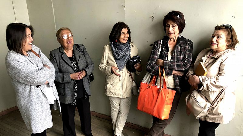 Magda, Nancy, Mirna, Ines e Ilse muestran el lugar donde ellas mismas fueron torturadas