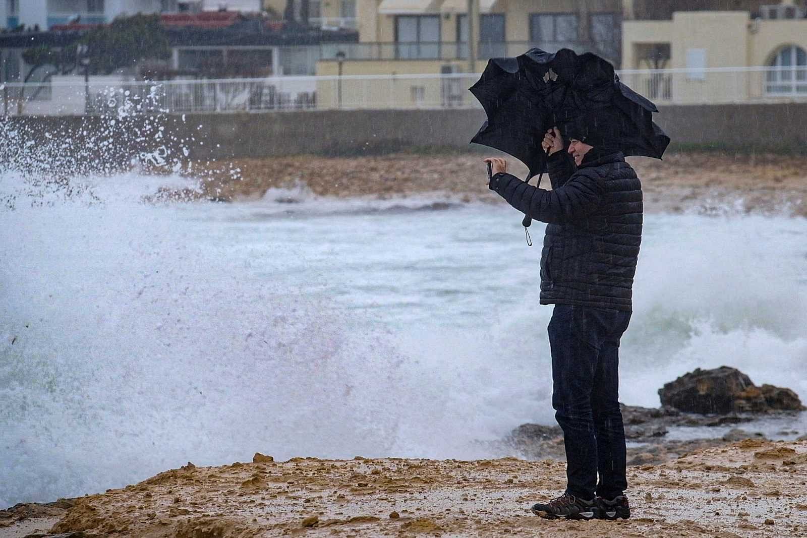 La borrasca Gloria golpea el este de la Península con lluvia,viento y nieve 
