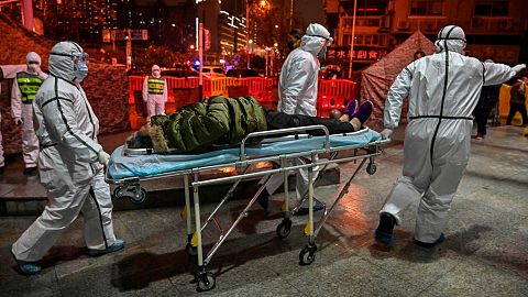 Médicos del ejército chino se preparan para librar la batalla al coronavirus en Wuhan