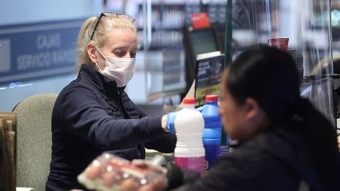Los trabajadores de supermercados piden que se respete la distancia de seguridad durante las compras