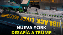 El alcalde de Nueva York ayuda a pintar 'Black Lives Matter' frente a la Torre Trump