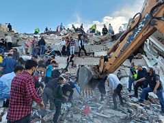 Un fuerte terremoto en el Egeo deja 19 muertos, 17 en Turquía, y más de 700 heridos