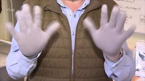 El guante absorbe el virus y lo destruye mediante un proceo físico-químico