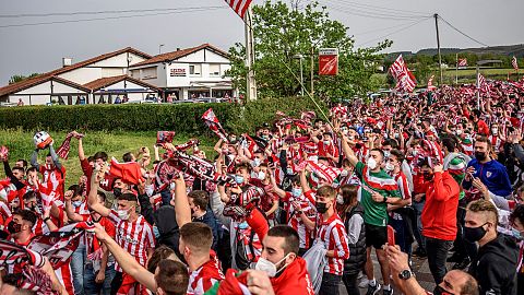 Miles de aficionados despiden en Lezama al Athletic sin mantener las medidas de seguridad