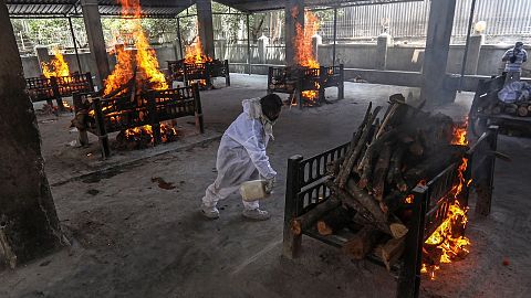 Cremaciones masivas en Nueva Delhi: La India sufre el mayor número de casos de COVID-19 del mundo con récord de muertes