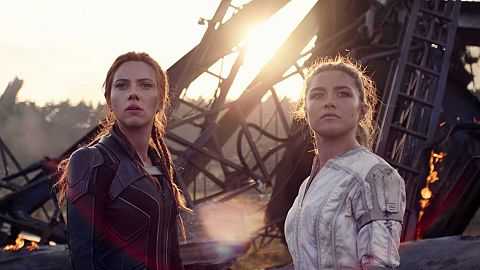 Scarlett Johansson y Florence Pugh brillan en 'Viuda Negra', el retorno de Marvel a los cines