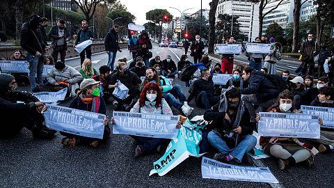 Activistas por el clima cortan una calle de Roma durante la cumbre del G-20